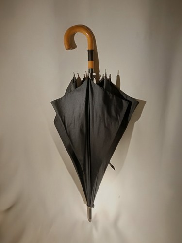 Schwarzer regenschirm mit - regenschirm,